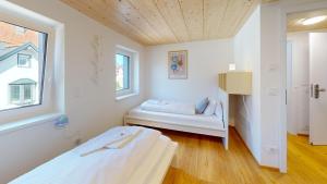 a small room with a bed and a window at HEIMATEL - Ferienhaus Prinz-Lui in Scheidegg