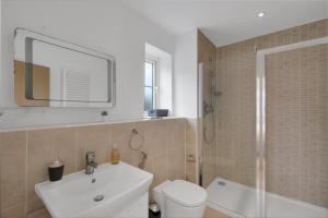 スラウにあるFoxherne 6 Bedroom 3Bath Serviced House 18 with Parking - Sloughの洗面台、トイレ、鏡のあるバスルーム +53枚の写真