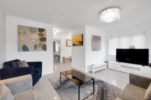 スラウにあるFoxherne 6 Bedroom 3Bath Serviced House 18 with Parking - Sloughの薄型テレビのある白いリビングルーム