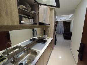 Dapur atau dapur kecil di Pollux 2Bedroom Apartment at Batam Center by MESA with Netflix