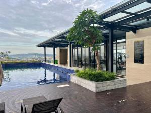 Kolam renang di atau dekat dengan Pollux 2Bedroom Apartment at Batam Center by MESA with Netflix