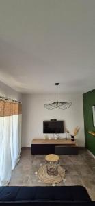 BorgoCharmant appartement的客厅里有一张沙发和一张桌子。