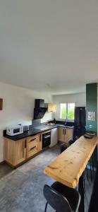 BorgoCharmant appartement的厨房配有木桌和木台面