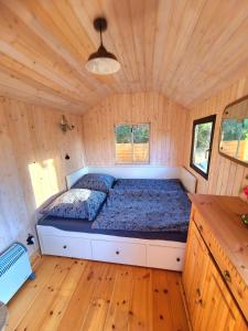 Postel nebo postele na pokoji v ubytování Bauwagen, Tiny House in Warnitz am Oberuckersee