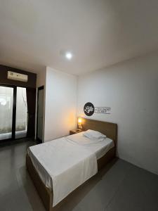 En eller flere senge i et værelse på Maxley Suites Lippo Karawaci 30