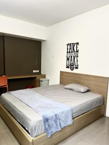 En eller flere senge i et værelse på Maxley Suites Lippo Karawaci 30