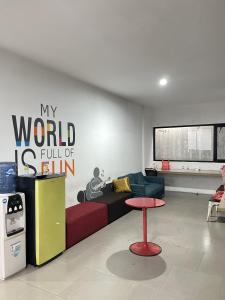 Et opholdsområde på Maxley Suites Lippo Karawaci 30 + 2 billeder