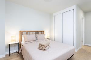 AbadesにあるHome2Book Orballo Sea Views Apt, Terrace&Poolの白いベッドルーム(大型ベッド1台、ランプ2つ付) +33枚の写真