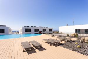 AbadesにあるHome2Book Orballo Sea Views Apt, Terrace&Poolのラウンジチェアとプール