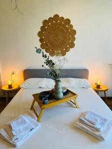 a table with a vase on top of a bed at Liberty House in Turin