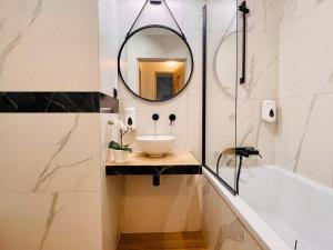 Et badeværelse på Blue Apartment close to Old Town