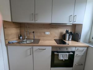 Η κουζίνα ή μικρή κουζίνα στο Moderne Ferienwohnung für bis zu 6 Personen - Netflix, PS4, Zentrumsnähe und mehr in Celle +2 φωτογραφίες