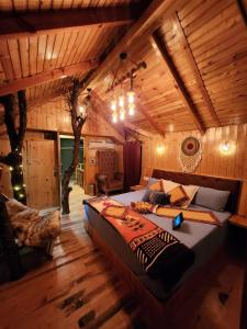 Posezení v ubytování Odyssey Stays Kasol - Tree House, Cottage & Swiss Tents