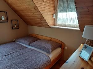 Postel nebo postele na pokoji v ubytování HutiFeri apartman