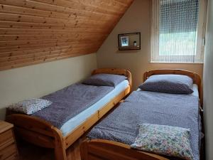 Postel nebo postele na pokoji v ubytování HutiFeri apartman