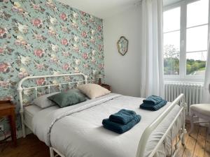 Postel nebo postele na pokoji v ubytování La clairiere Maison spacieuse rénovée joliment décorée tout confort 12 p 2 sdb 2 wc grand jardin clos, belle terrasse aménagée, parking privatif, ping pong baby foot proche Omaha Beach et Bayeux