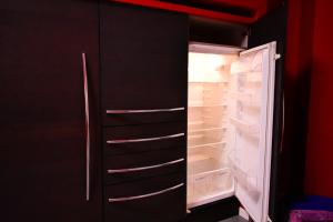 Un refrigerador vacío con la puerta abierta en una habitación. en Domus DiDio, en Roma 38 fotos más