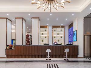 mężczyzna stojący w recepcji w holu w obiekcie 锦江都城 新沂行政中心北京路店 w mieście Xinyi +13 zdjęć