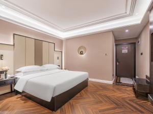 Łóżko lub łóżka w pokoju w obiekcie 锦江都城 新沂行政中心北京路店