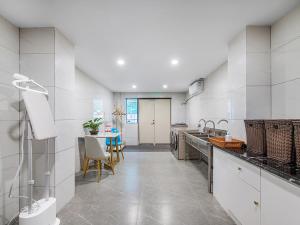 kuchnia ze zlewem i stołem w obiekcie 锦江都城 新沂行政中心北京路店 w mieście Xinyi
