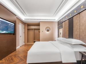 Łóżko lub łóżka w pokoju w obiekcie 锦江都城 新沂行政中心北京路店