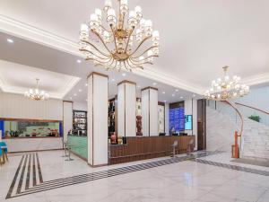 duży hol z żyrandolem w sklepie w obiekcie 锦江都城 新沂行政中心北京路店 w mieście Xinyi