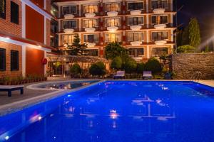Πισίνα στο ή κοντά στο Temple Himalaya Hotel & Spa