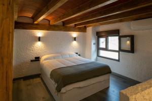Un pat sau paturi într-o cameră la Alojamiento domotizado Casa el Campanario