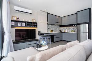 Køkken eller tekøkken på Your Relaxing Stay! Suite CTG P506 at Tropics Kamala Residence with Scenic Rooftop Pool and Great Amenities