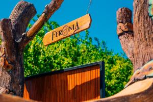 杰尔宾特Feronia Suites的一棵树旁有一块写着“费尔干纳”的木牌