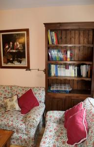 a living room with a couch and a book shelf at Paseo del Muelle 2, 3º D Reg VUT 706AS8 in Luarca
