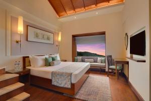 TV a/nebo společenská místnost v ubytování Lemon Tree Resort, Mussoorie