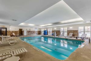 Bazén v ubytování Comfort Suites nebo v jeho okolí