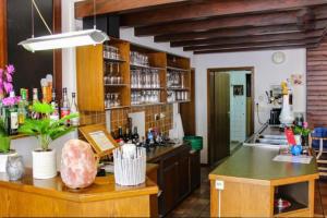 Kuchyň nebo kuchyňský kout v ubytování Beny Hotel Restaurant
