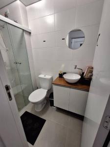 a bathroom with a toilet and a sink and a shower at Apartamento Paris in São José dos Pinhais