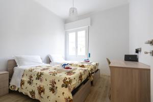 ein Schlafzimmer mit einem Bett und einem Fenster in der Unterkunft Casa Peonia in Taggia