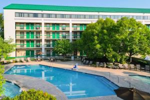 Bazén v ubytování Quality Inn Near the Island Pigeon Forge nebo v jeho okolí