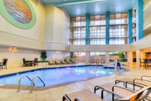 Bazén v ubytování Quality Inn Near the Island Pigeon Forge nebo v jeho okolí
