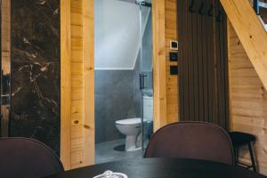 Ένα μπάνιο στο LandHaus Tri Vikendice - Idiličan boravak u prirodi Blidinja +36 φωτογραφίες