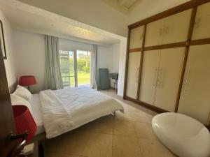 Cama ou camas em um quarto em Serenity Villa