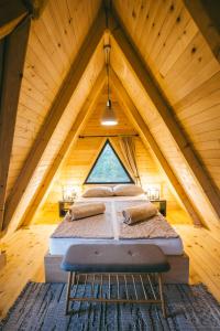 Ένα ή περισσότερα κρεβάτια σε δωμάτιο στο LandHaus Tri Vikendice - Idiličan boravak u prirodi Blidinja