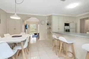 Η κουζίνα ή μικρή κουζίνα στο Family Retreat Surf Beach NSW