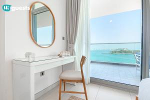- une chambre avec un bureau, un miroir et une fenêtre dans l'établissement HiGuests - Premier Beachfront Stylish 2BR Apt Plus Maid Room, à Dubaï 74 autres photos