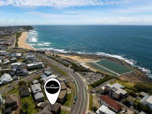 MerewetherSeascape 500m to Merewether Ocean baths的享有海滩空中和高速公路的景色