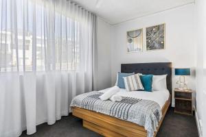 Seascape 500m to Merewether Ocean baths客房内的一张或多张床位