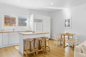 Køkken eller tekøkken på Coastal Retreat Long Jetty Toowoon Bay