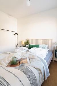 una camera da letto con un letto con un libro sopra di Boreal Forest Uittomestari a Rovaniemi