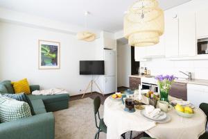 un soggiorno con tavolo e cibo sopra di Boreal Forest Uittomestari a Rovaniemi