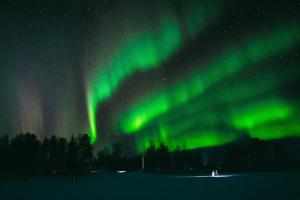 un'immagine dell'aurora boreale nel cielo di Boreal Forest Uittomestari a Rovaniemi