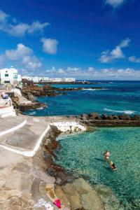 dos personas nadando en el agua cerca del océano en Mar del norte, en Punta Mujeres